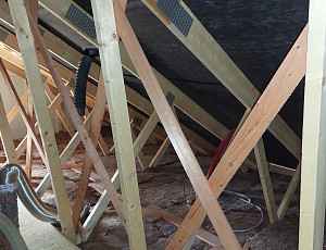 Zateplení stropu bungalovu s vazníkovou střešní konstrukcí